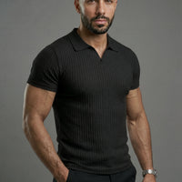 Polo acanalado con músculos