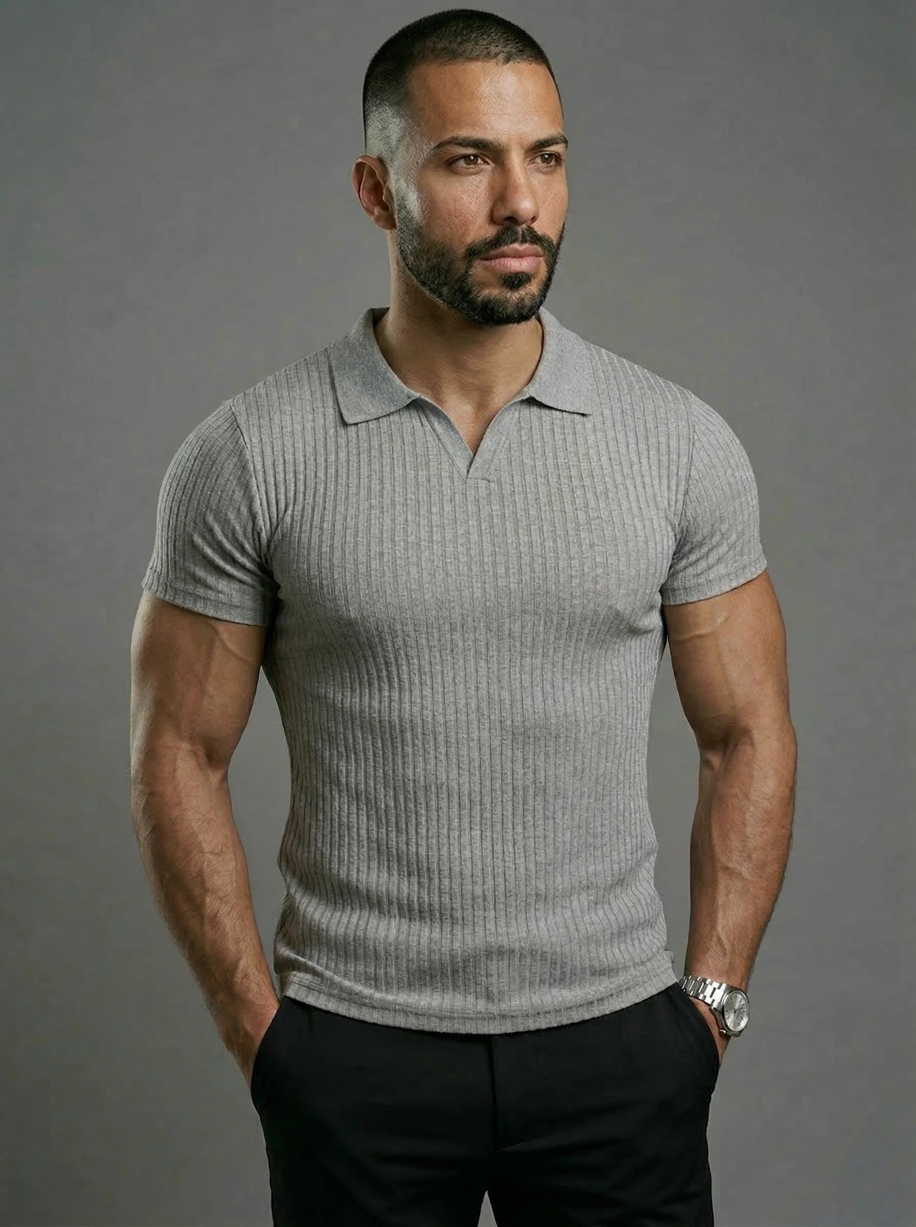 Polo acanalado con músculos