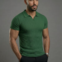 Polo acanalado con músculos