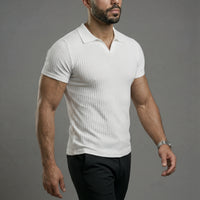 Polo acanalado con músculos