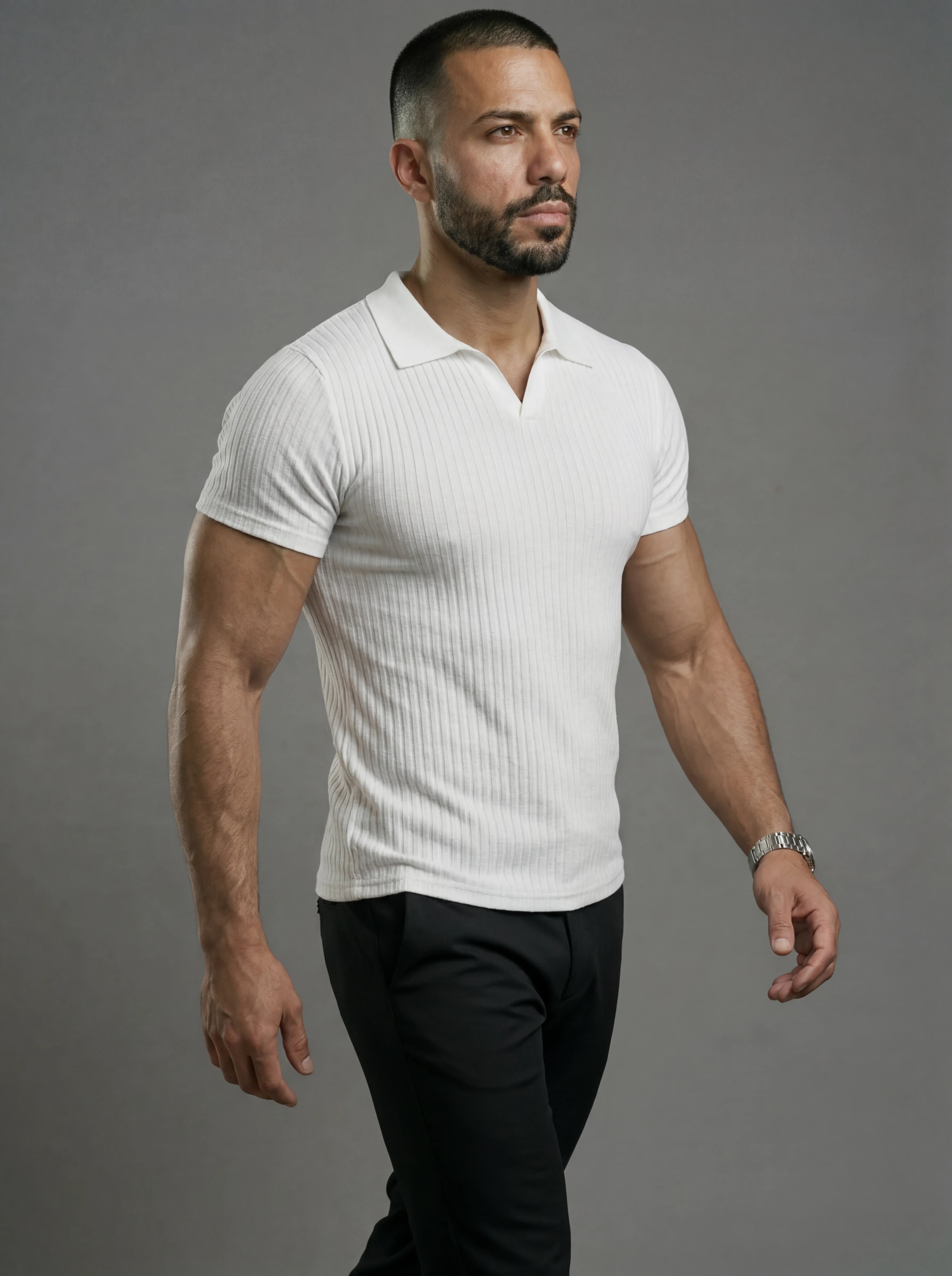 Polo acanalado con músculos