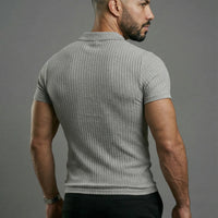 Polo acanalado con músculos