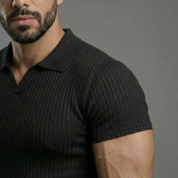 Polo acanalado con músculos