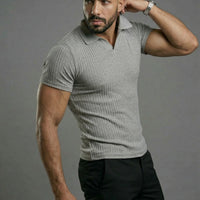 Polo acanalado con músculos