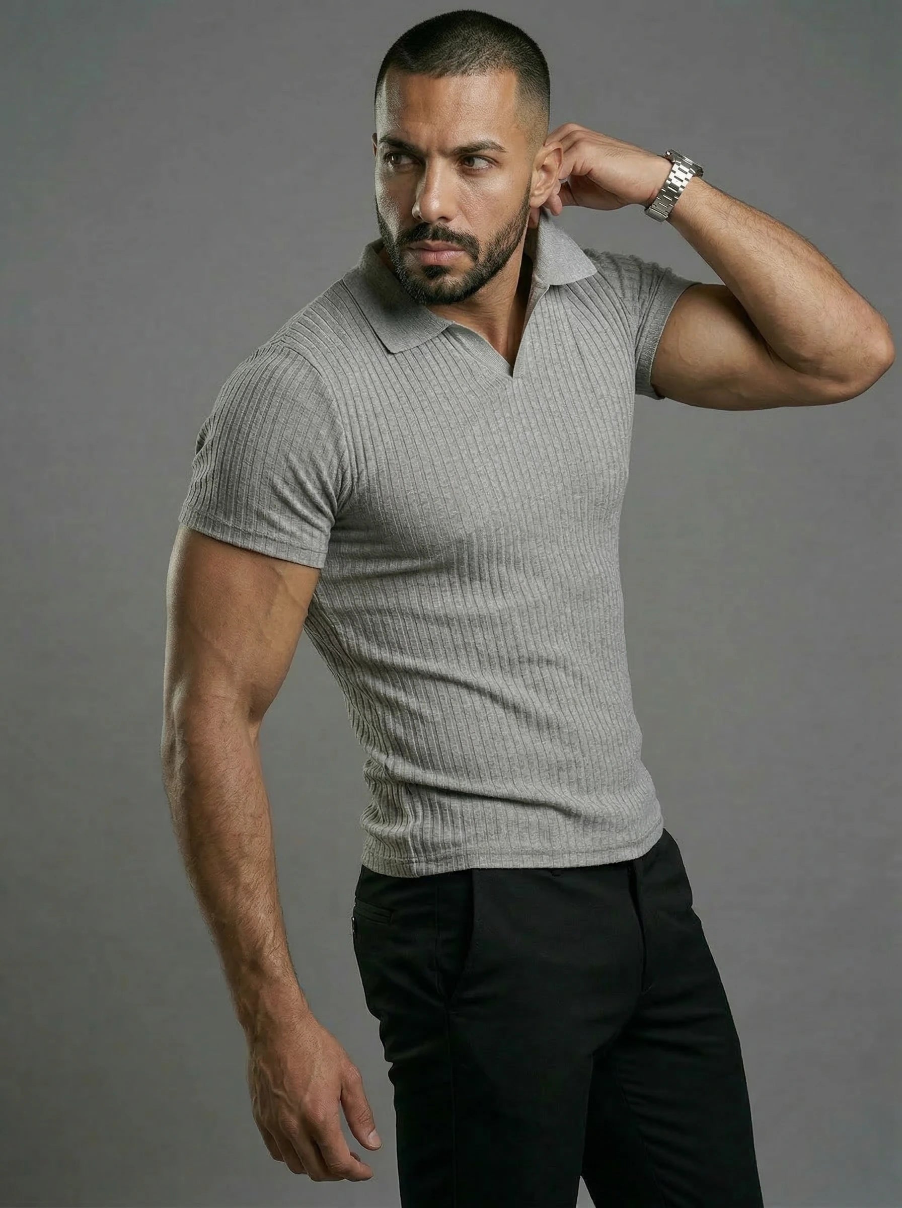 Polo acanalado con músculos